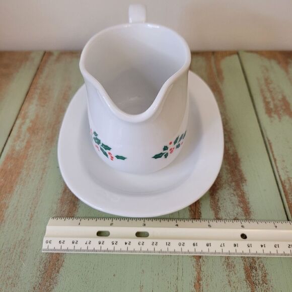 New in Box Vintage Corelle Winter Holly Ceramic Gravy Boat with Underplate - Picture 12 of 16